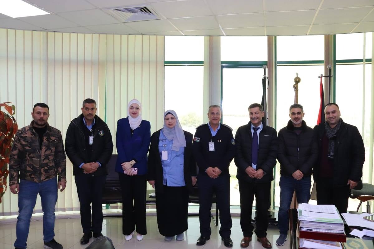 عميد كلية الاعمال الاستاذ الدكتور يحيى ملحم يكرم موظفي الامن الجامعي